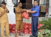 Badan Penanggulangan Bencana Daerah (BPBD) Lampung Timur beri bantuan sembako kepada warga yang terdampak banjir di Kecamatan Bumi Agung